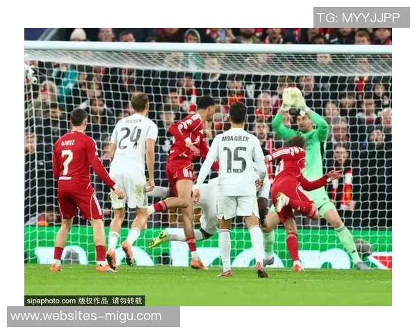 巴塞罗那与曼联激战完场双方表现精彩引发球迷热议